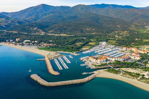 vue sur argeles-sur-mer, les montagnes des Albères et la mer